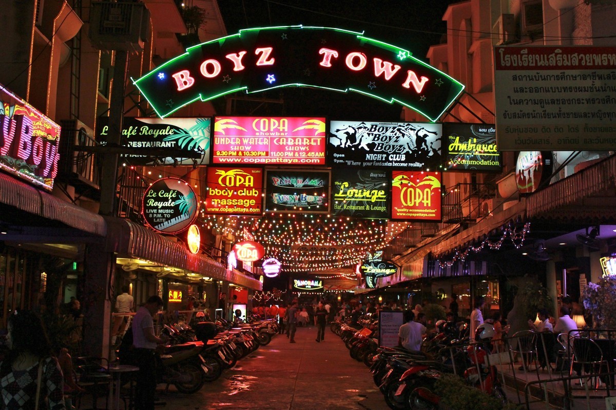 Секс-туризм на улице Бич Роуд в Паттайе