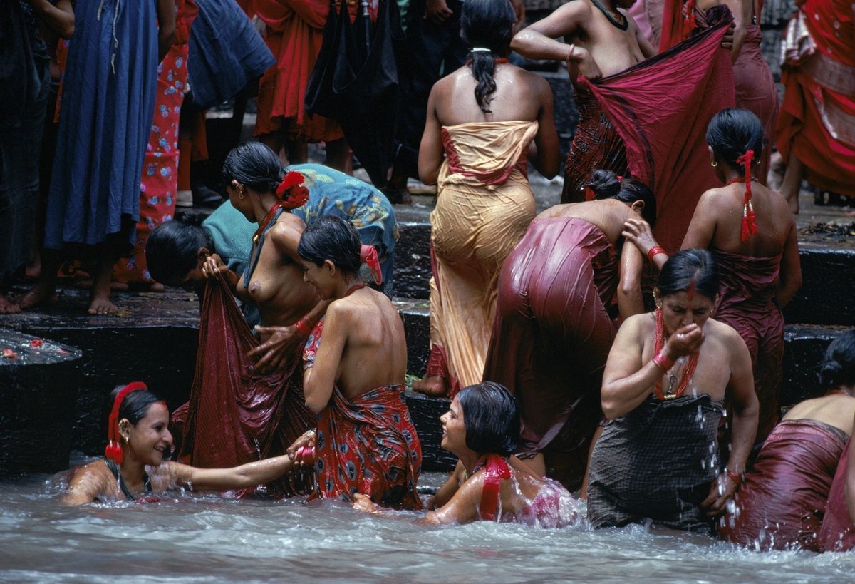 Nepalese-women-bathing-in-the-Bagmati-River-Kathmandu-Nepal. 