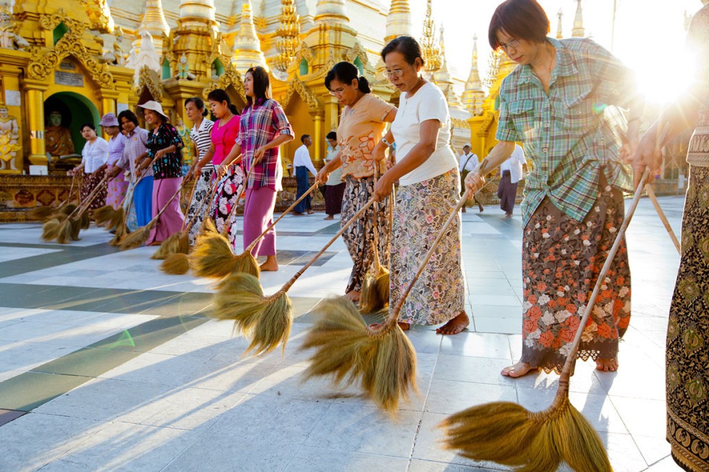 myanmar-women-sweeping